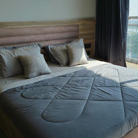 The Luxe Living Hotel Ноида Екстериор снимка